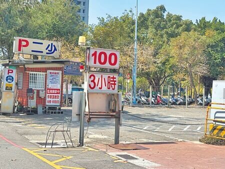 
為防春節哄抬停車費，台中市交通局稽查一中、逢甲商圈30場停車場，查獲7場未領登記證即違規收費，逢甲商圈的「二少P」，過去就有違規紀錄。（馮惠宜攝）
