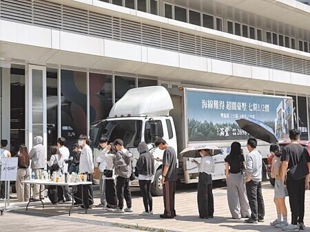 
台中市定古蹟「儒考棚」，2月20日至22日成服飾、鞋款特賣會場地，採購民眾絡繹不絕，現場出現排隊人龍，引發熱議。（林弘笙攝）
