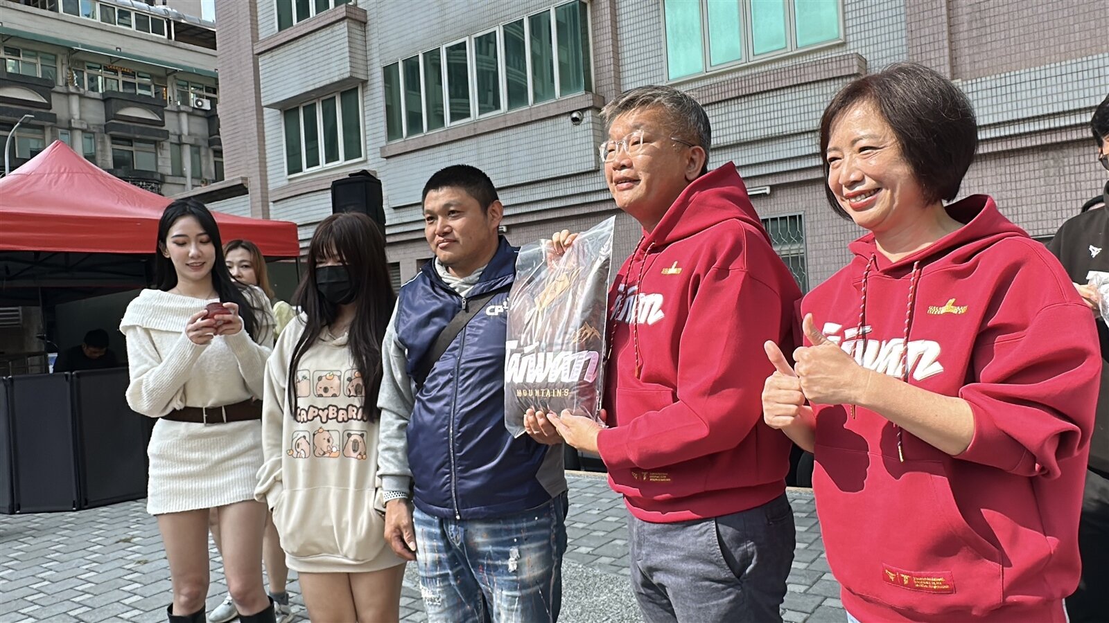 立法委員蔡其昌（右二）上午以中職會長身分到台中市水安宮發送「歐告搖搖馬」小紅包。記者黃寅／攝影 