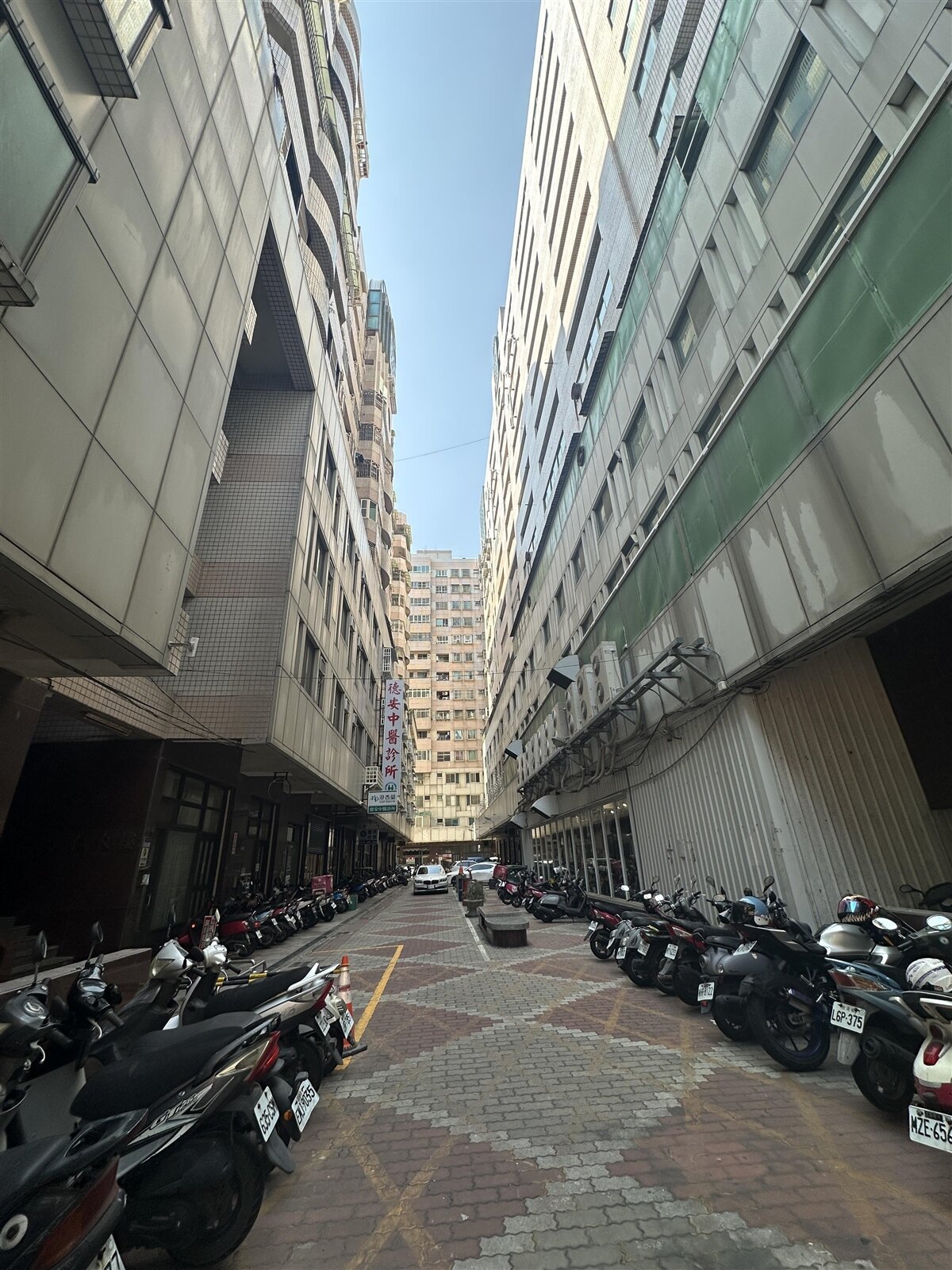 北港圓環旁亞洲大樓昨天一隻狗疑被從高樓拋下受傷，引來網友一片罵聲，警方查出狗是被五樓租屋戶拋下。記者蔡維斌／攝影 