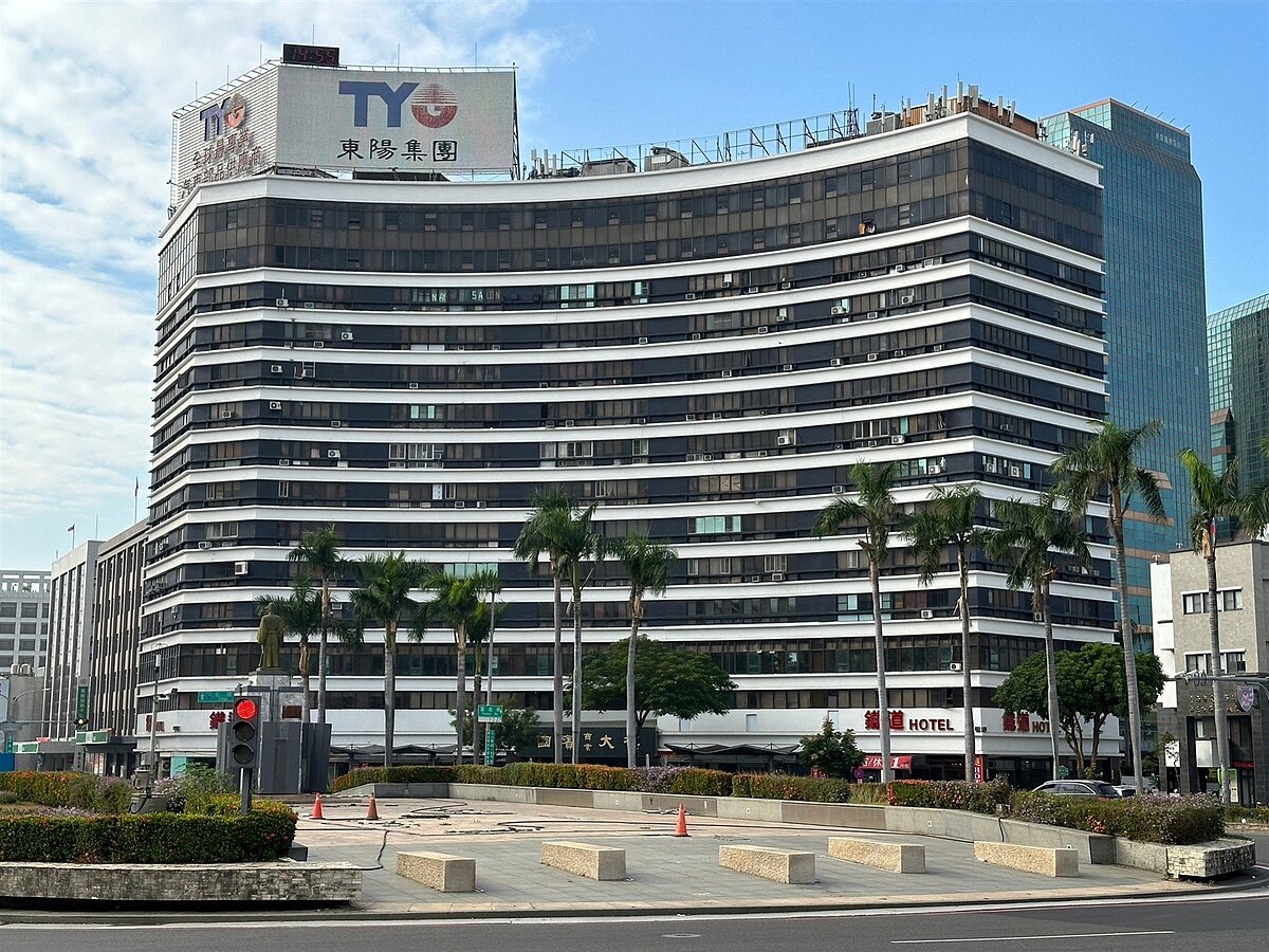 台南市都發局積極推動危老重建與自主更新政策,近年以火車站前北區國賓大樓成功爭取都更補助為著名案例。圖/南市都發局提供