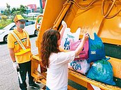 代家戶丟垃圾興起　北市議員促納管「小蜜蜂」