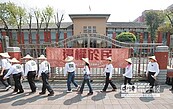 民團繞立院7圈　盼高牆倒下