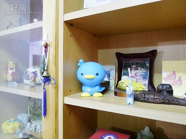 7.藍色的「平安鳥」撲滿放在客廳中最顯眼之處。