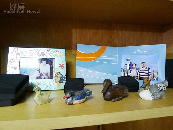 6.書架上放著陳永興的家庭照。