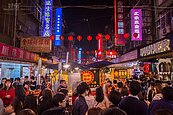 雨停日露臉，饒河街夜市內外都熱鬧