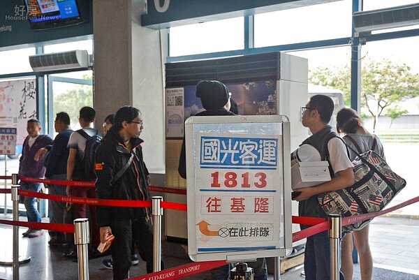 西站拆除後對通勤族影響極大，就有基隆民眾抱怨：「原本一班車就可以到達北車，但以後就只能到南港上下車了。」（好房網News記者 陳韋帆／攝影）