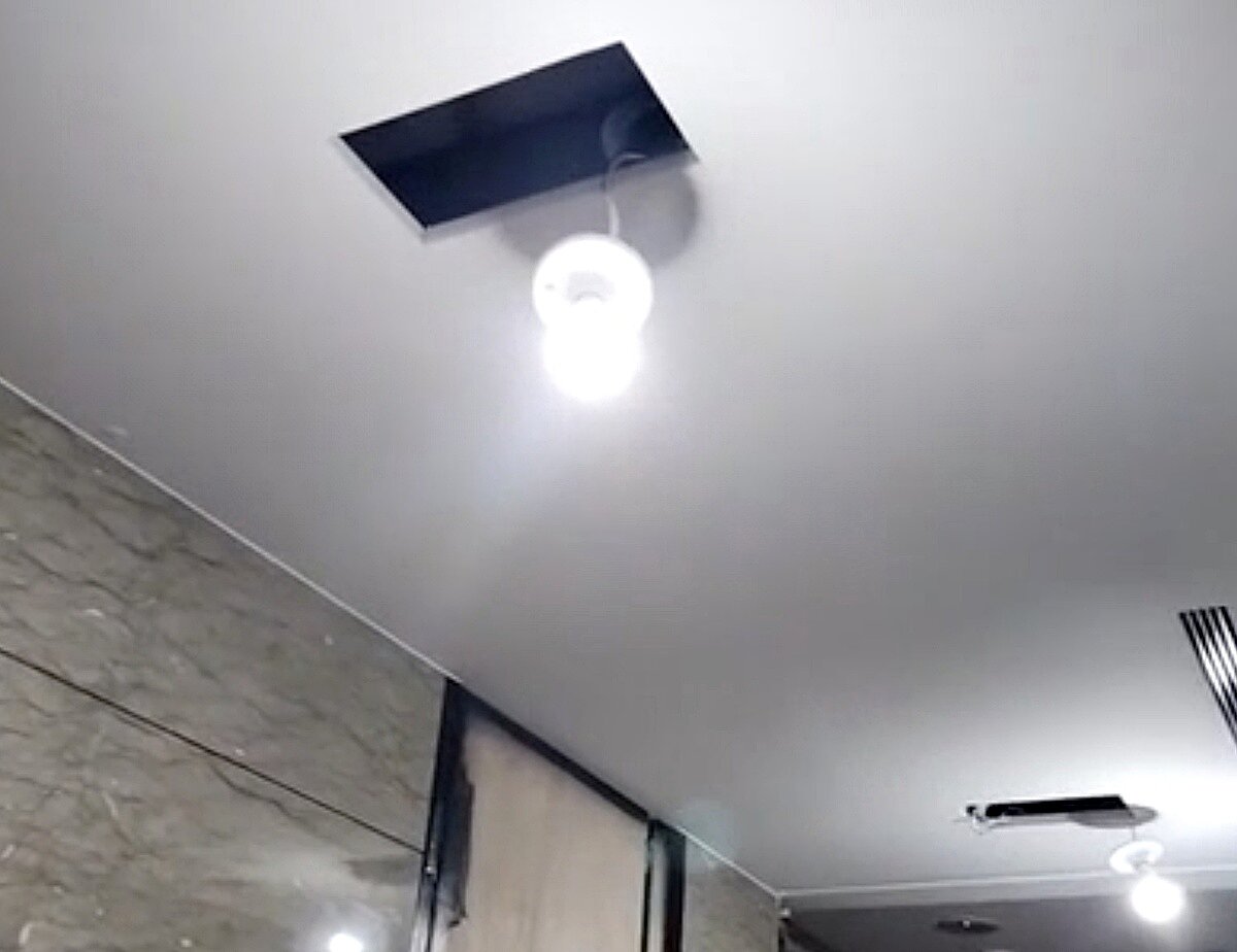 雙北某戶社區發生裝修公設的尾款爭議,且遭廠商拔走坎燈、面板開關,住戶又氣又急。圖/住保會提供