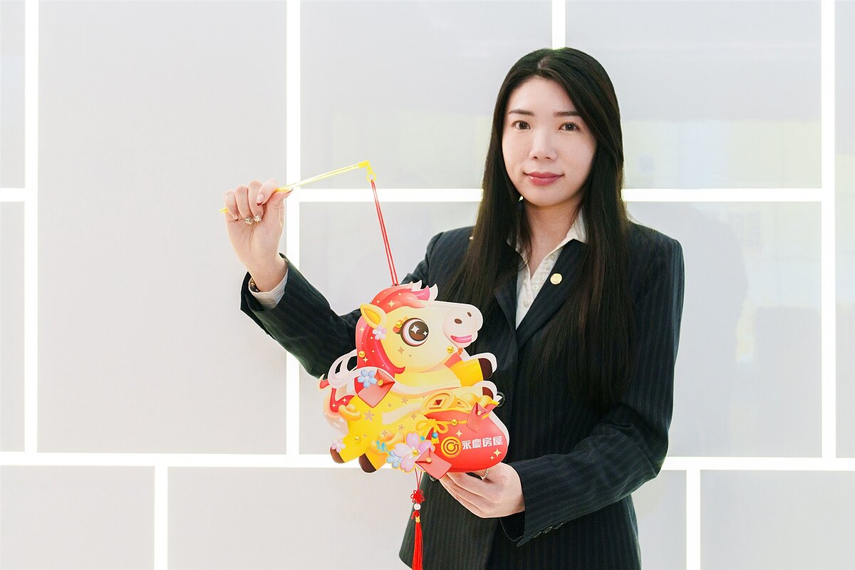 元宵節即將來臨,永慶房屋推出「寶馬提燈」,祝福民眾闔家團圓平安、好運開跑。圖/永慶房產集團提供