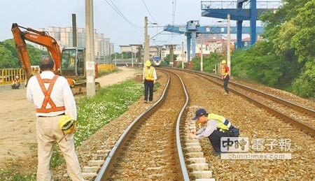 扭曲成這樣台鐵內壢段鐵軌發生扭曲意外，台鐵人員緊急搶修並封閉北上鐵道。圖為警方檢視現場。（康鴻志攝） 