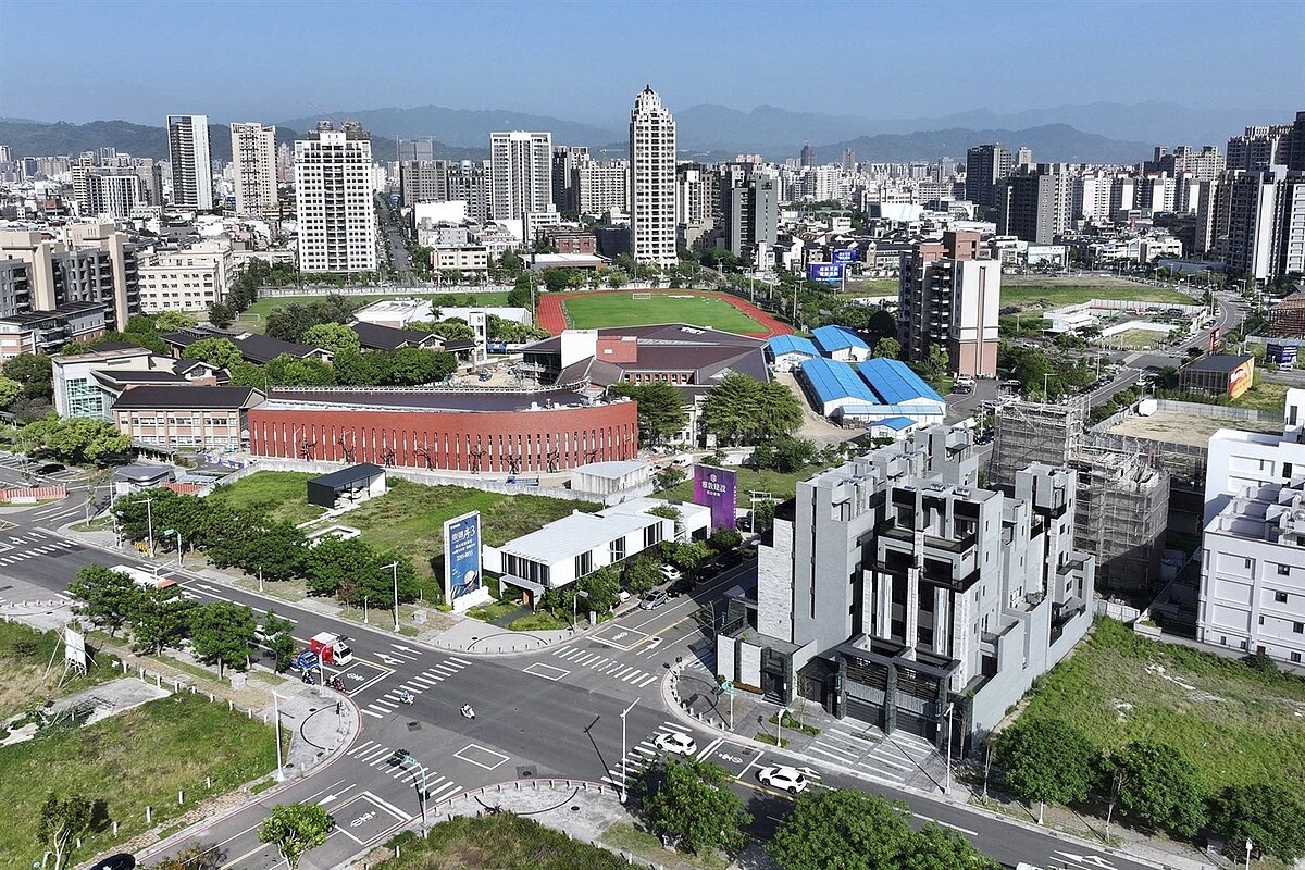 「雅敦崇德序3」與衛道中學明星私中緊鄰。業者提供