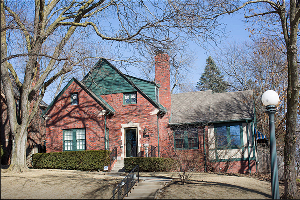 股神巴菲特為解決股東每次參加股東會議都一房難求的情況,特別尋求租屋平台協助,並將自己的老家上線,免費出租。(截取自Airbnb)