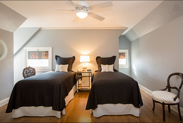 股神巴菲特為解決股東每次參加股東會議都一房難求的情況,特別尋求租屋平台協助,並將自己的老家上線,免費出租。(截取自Airbnb)