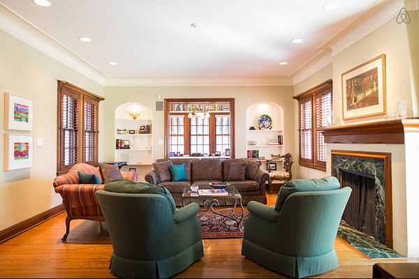 股神巴菲特為解決股東每次參加股東會議都一房難求的情況,特別尋求租屋平台協助,並將自己的老家上線,免費出租。(截取自Airbnb)