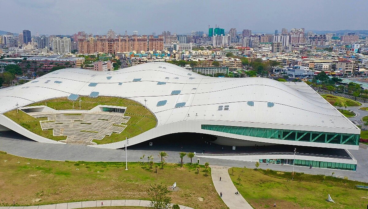高雄都市計劃區內「已闢建公園綠地」佔比居全台第一，果嶺自然公園、中央公園、衛武營都會公園等三大指標綠地周邊話題不斷，帶動房市發展。圖／google map
