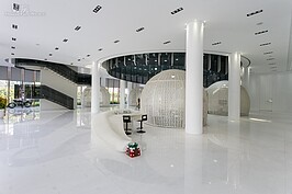 精銳建設總部一樓，除了擁有挑高的空間外，全部使用白色色調，更凸顯高雅的氣質氛圍。