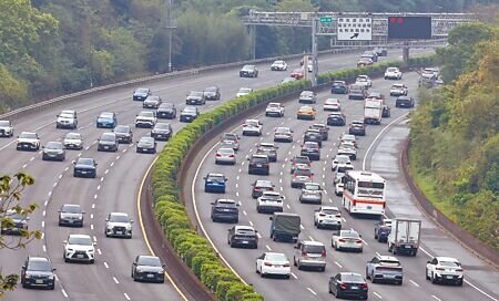
交通部23日向媒體說明「因車禍死亡」採用寬鬆認定，自承數據可能「每5筆就有1筆錯誤」，將來要以務實資訊來檢討。示意圖為國道車潮。（范揚光攝）
