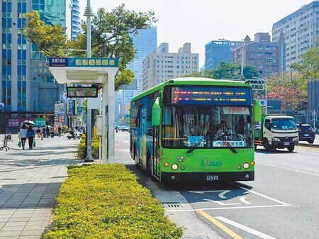 
高雄市今年3月1日起市區公車每段次全票調整為15元、半票8元，與雙北費率相同。（任義宇攝）
