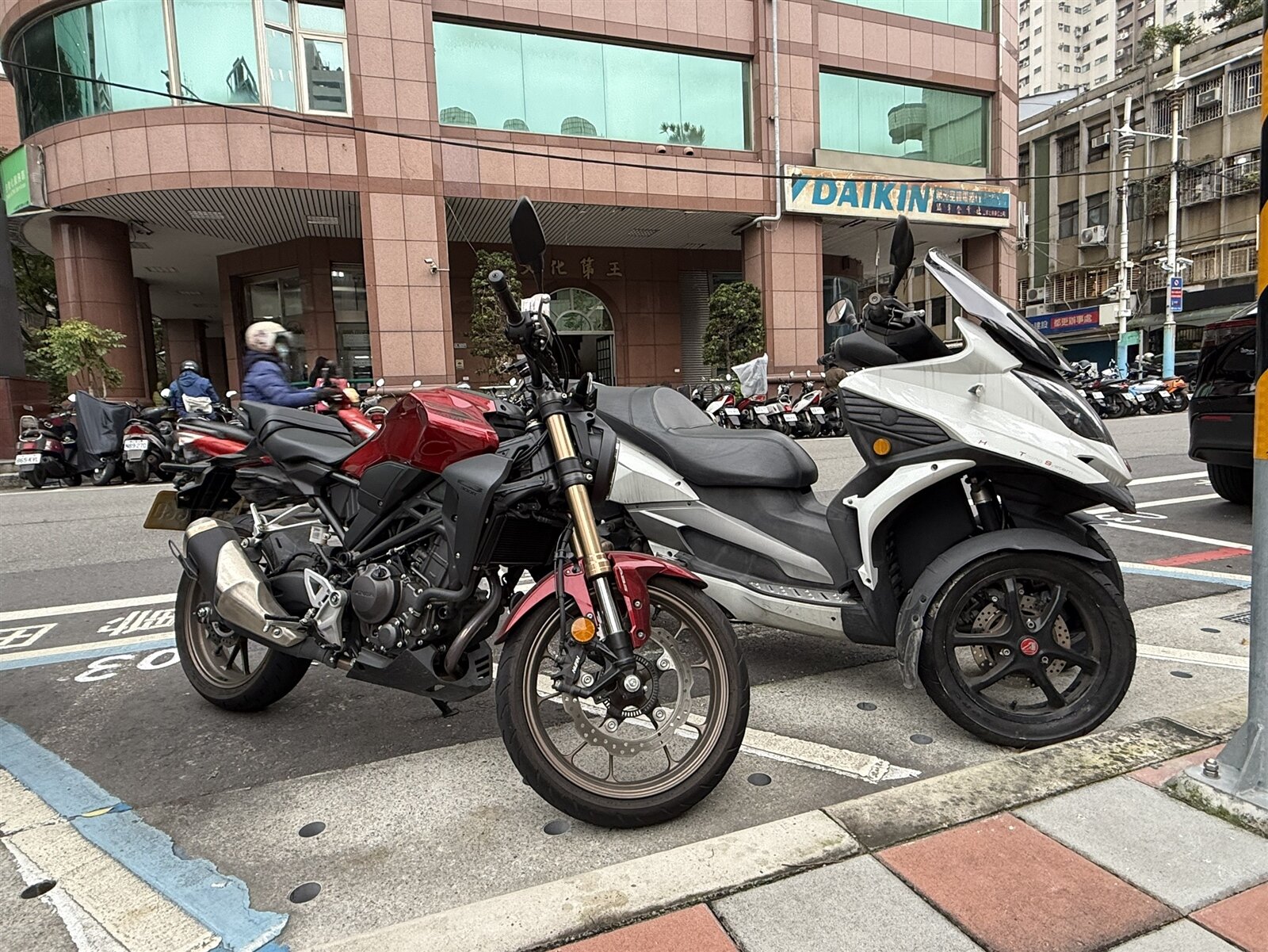 新北市今年將陸續試辦全市路邊收費機車格停放大型重機。本報資料照片 