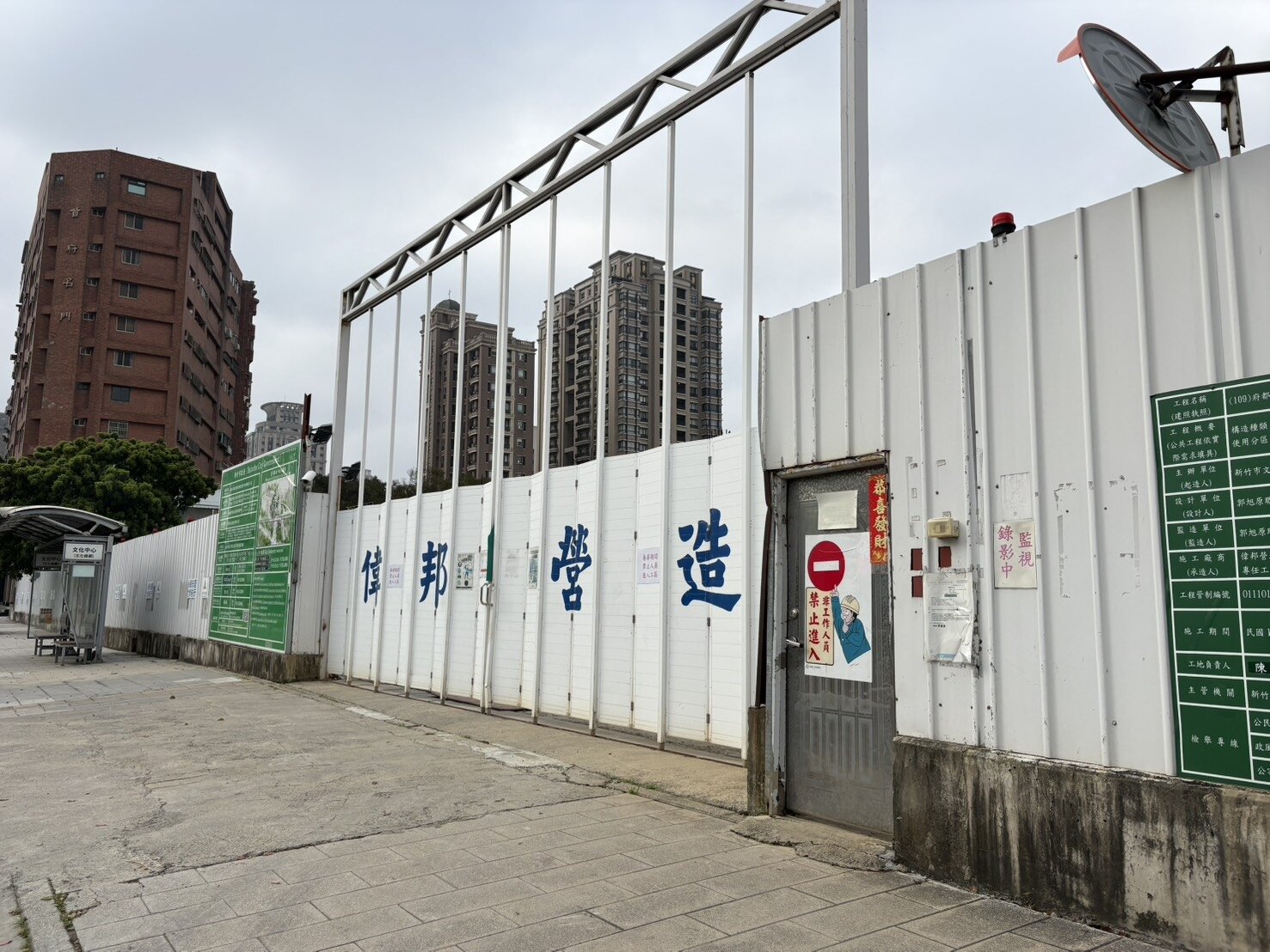 新竹市圖書館總館啟動原址重建，去年遭審計室指出工程進度明顯落後，市府今說，目前各工項依既定節點推進，施工狀況穩定，預計明年1月竣工。記者王駿杰／攝影 