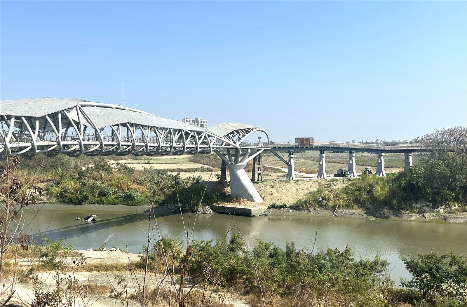 北港女兒橋(左)銜接糖鐵復興鐵橋已完工,待新修鐵橋後續光環境工程完工,預計今年八月可全線開放通行,成為國內最大的鐵橋景點。記者蔡維斌/攝影
