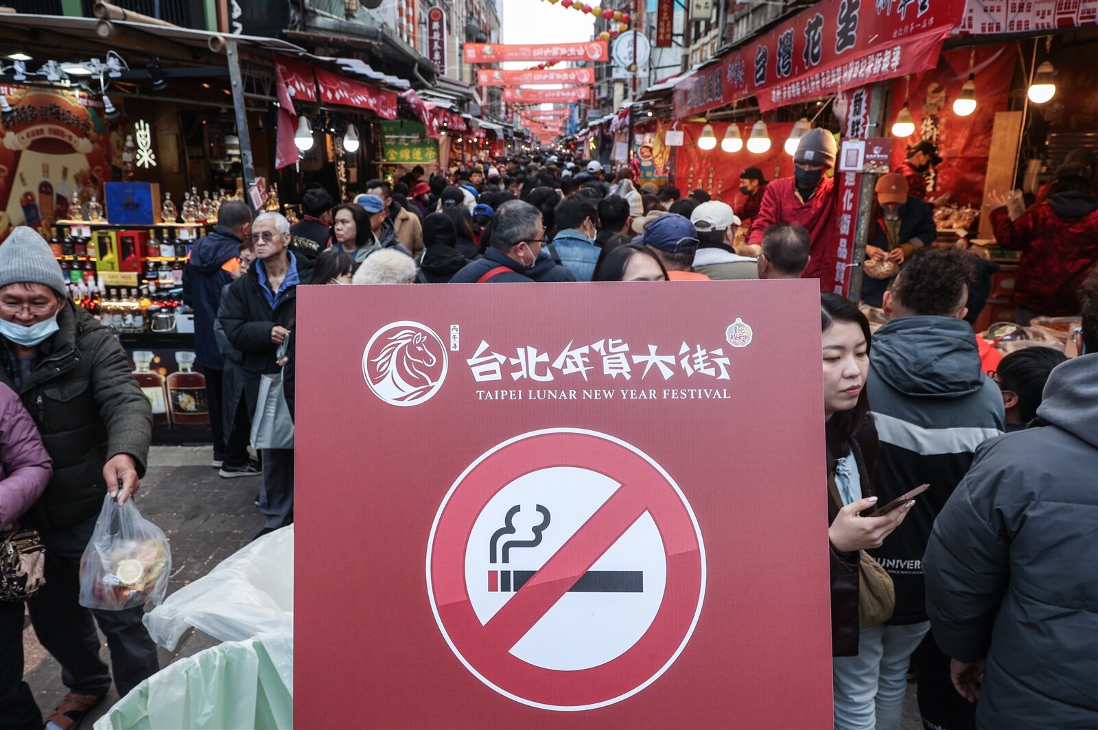 北市推無菸城市，民眾沒在吸菸區抽菸將違法，「原則禁止、例外開放」是否有與菸害防制法牴觸？董氏基金會認為，與中央法規並無違背，但也有律師認為配套要先做好，更要與中央討論母法修訂或解釋。記者曾原信／攝影 