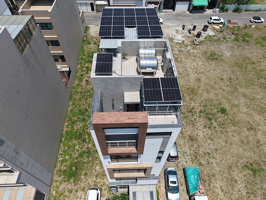 南市經發局鼓勵轄區轄內合法建築物屋頂有綠能設備者，踴躍申請「家戶屋頂設置太陽光電加速計畫」獎勵。圖為屋頂設置綠能設備，既能遮陽隔熱、降低電費支出。圖／記者謝進盛翻攝