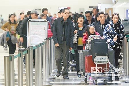 
優惠縮水↓←近年出國人次暴增，機場接送成為許多人前往機場的首選，不過，Visa、萬事達卡及JCB今年悄悄調高門檻，持卡人抱怨連連。（本報資料照片）
 
