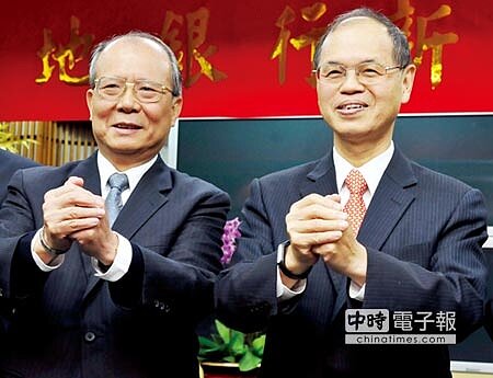 土地銀行董事長徐光曦(右),3日在新春記者會表示,為強化海外市場布局,土銀將辦理現金增資,啟動IPO募資300億元,左為總經理高明賢。圖/洪錫龍