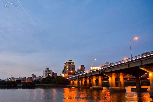 78年歷史的中正橋，是連結新北市中和區與台北市的重要橋墩之一，但因安全疑慮北市府將提改建。（好房網News記者 陳韋帆／攝影）