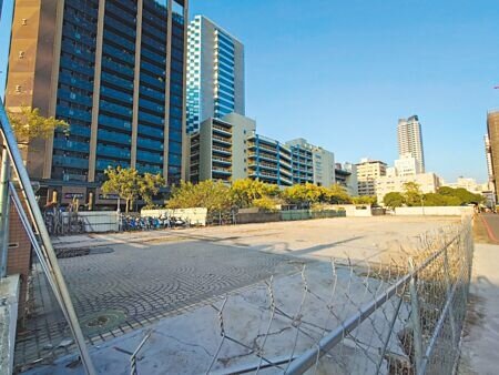 
高雄市捷運局辦理Ｏ4站西南側土地公辦都更，10日宣布由春福建設獲選最優申請人，將打造為高雄版納斯達克。（任義宇攝）
