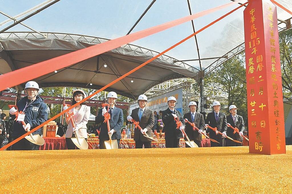 先進半導體研發基地動土。行政院長卓榮泰、經濟部長龔明鑫、國科會主委吳誠文、新竹縣長楊文科、工研院董事長吳政忠皆出席。圖／工研院提供
