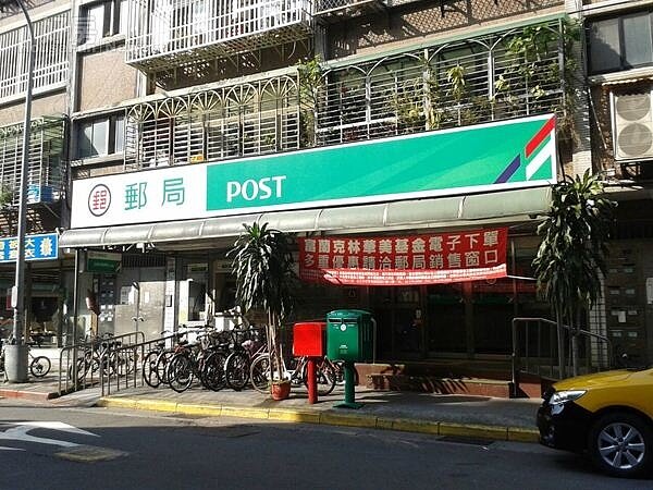 
5對面為郵局，對住戶來說相當便捷。