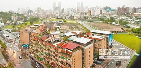 夢幻基地 ↑北市府尋找公共住宅基地,市長柯文哲4日表達可接受中央「有償」撥用國有空地,並指信義區「原陸軍保養廠」(圖右)是目標土地。(鄭任南攝)