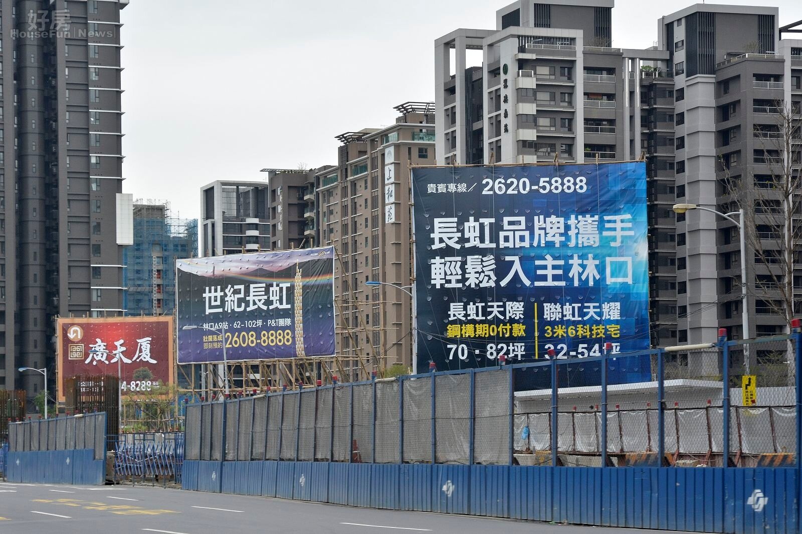 新莊區新建案不斷,建商廣告看板推陳出新。(好房網News記者 陳韋帆/攝影)