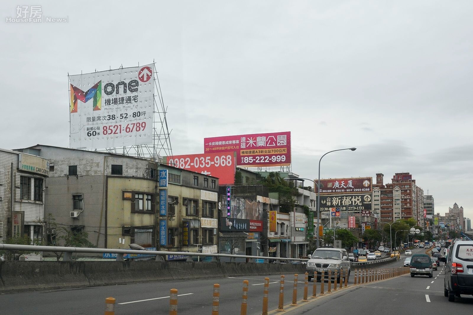 新莊區新建案不斷,建商廣告看板推陳出新。(好房網News記者 陳韋帆/攝影)