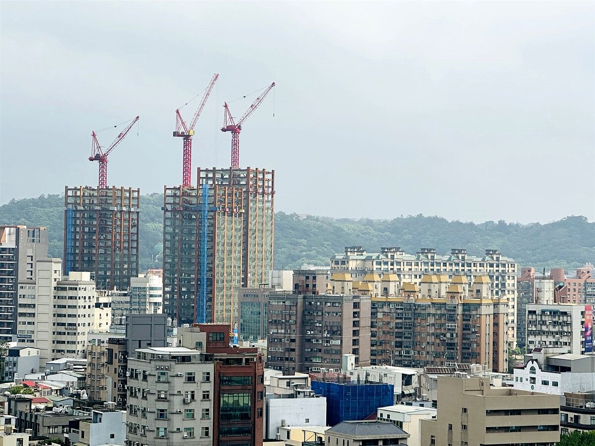 2025年新竹縣市預售屋交易量減幅最為劇烈，從6937件降至1227件，減幅高達82.3%。房市示意圖／永慶房產集團提供