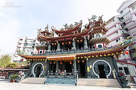 基河國宅二期前的福德爺宮，是當地的信仰中心，近百年的歷史默默的守護當地居民。就如同鄉下一樣，這間廟也成為當地民眾休憩喝茶聊天嗑瓜子的好地方。