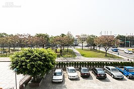 福德爺宮二樓看出去風景，對面就是基隆河。每年101大樓跨年放煙火時，人潮洶湧，就連警局都要來這裡成立指揮中心。