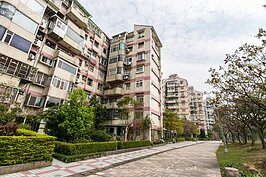 基河二期國宅面臨敬業三路，路邊則有寬度約三十公尺的台灣欒樹林蔭帶，成為當地居民散佈休閒的好去處。