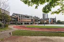 當地住戶要運動也不愁沒地方去，二期國宅緊鄰濱江國小。