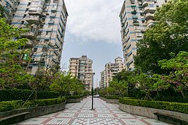 基河國宅雖然建築外觀不若現在的豪宅，但是棟距大，通風良好，且規劃得宜，近年房價不斷翻轉攀高。