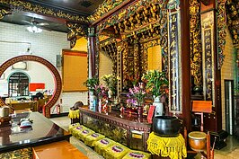 福德爺公座落於國有土地上，當初為了拆遷與否爭議不休，後來經過協調後保留至今。這間廟見證了下塔悠的變遷。