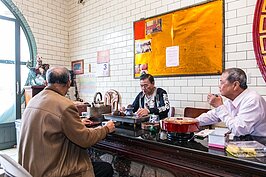 退休的老居民到廟裡喝茶聊天，成為天天必做的例行公事，同時也凝聚居民情誼。