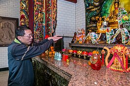 早年當地貧苦，生病沒錢看醫生，都是挖這尊木雕觀音像後面的木削回去當藥。