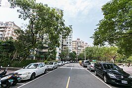 國宅每戶都有一個車位可以使用，家裡有兩輛車以上，也不必擔心沒地方停，社區內馬路以及堤外都有停車場。