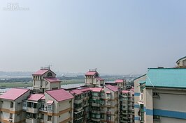 基隆河對面就是松山機場，屋頂是看飛機起降與101煙火最棒的位子。