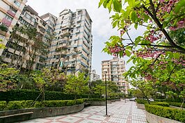 要賞櫻花也不用跑遠，國宅內就有小型的櫻木花道。