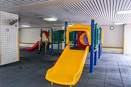 兒童遊憩區位於室內一樓，可遮風避雨通風又好。