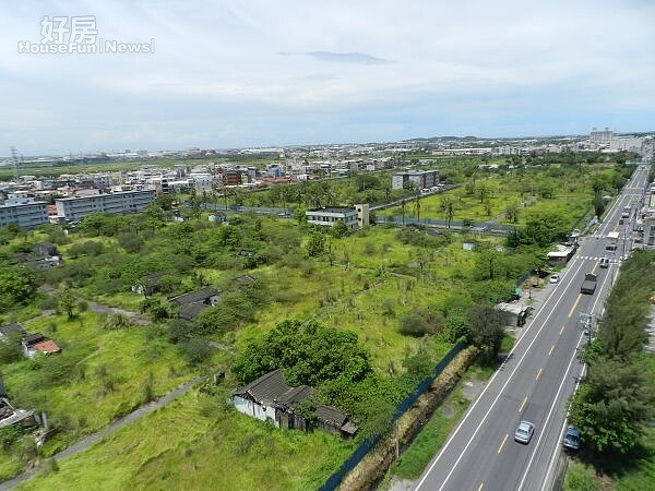 透過市地重劃，岡山區大鵬九村變為公園與市場用地。（高雄市府提供）